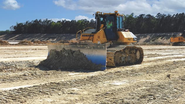Бульдозер с системой Trimble Earthworks перемещает грунт